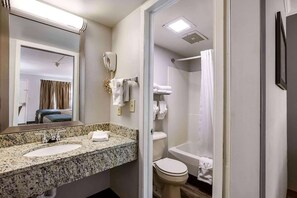 Combined shower/tub, free toiletries, towels