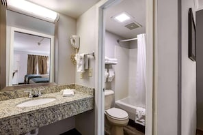 Combined shower/bathtub, free toiletries, towels