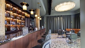 Bar (trong khuôn viên)