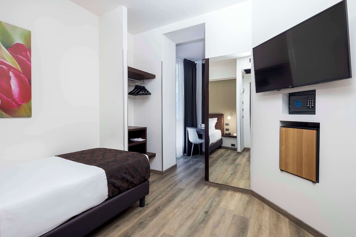 Chambre Simple Économique | Literie hypoallergénique, couette en duvet d'oie, minibar