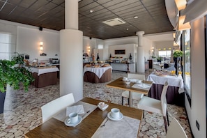 Buffet déjeuner (10 EUR par personne)