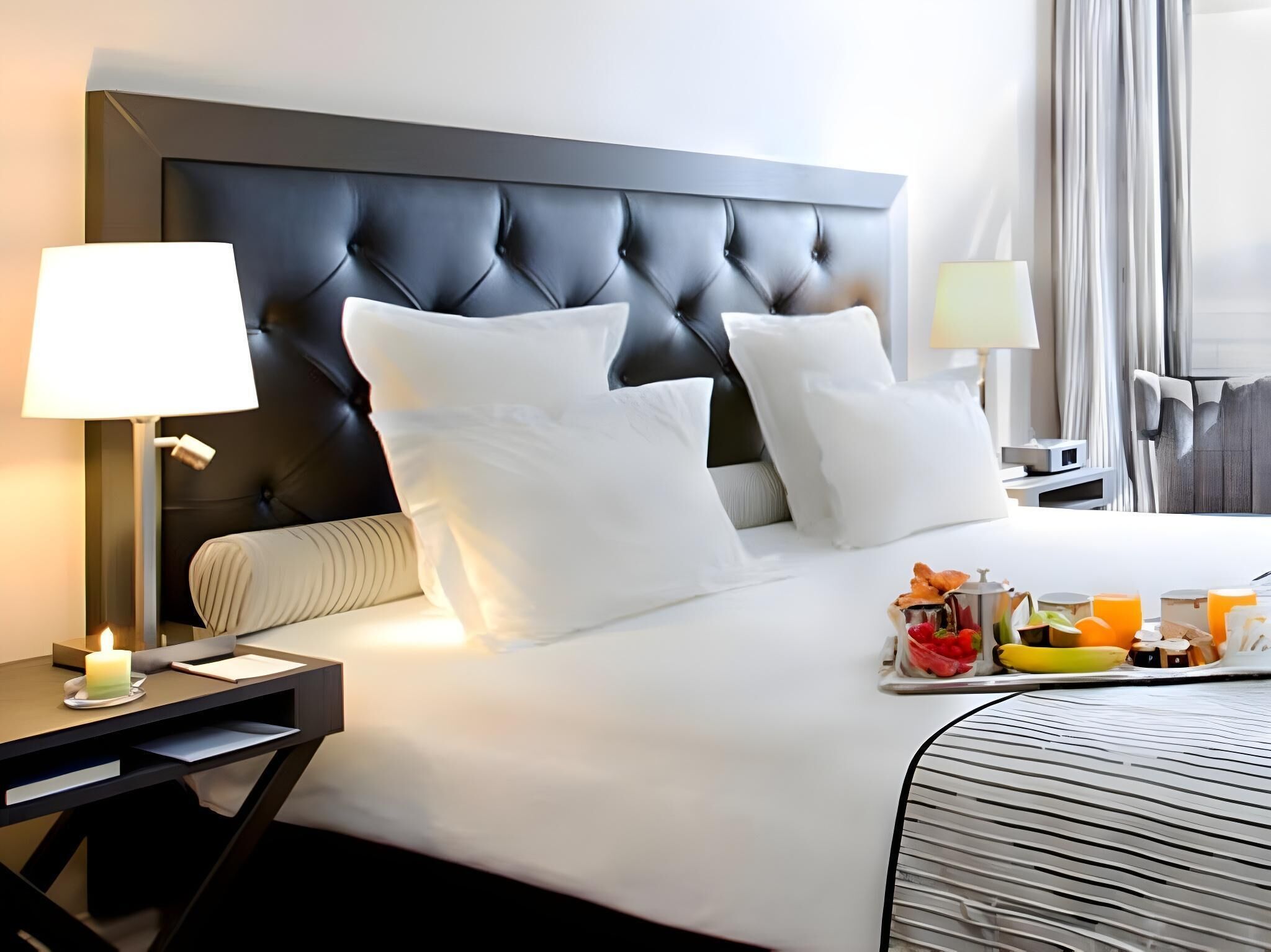 Hochwertige Bettwaren, Minibar, Zimmersafe, Schreibtisch