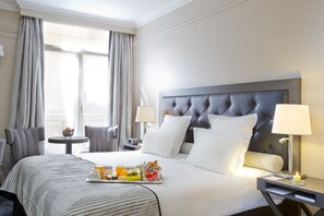 Junior suite | Luxe beddengoed, een minibar, een kluis op de kamer, een bureau