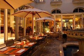 Déjeuner, dîner et souper servis sur place; cuisine française 