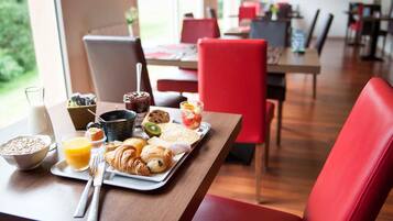 Petit déjeuner continental (11.90 EUR par personne)