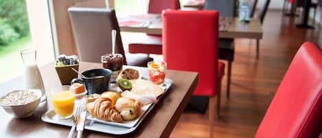 Daily continental breakfast (EUR 11.90 per person)