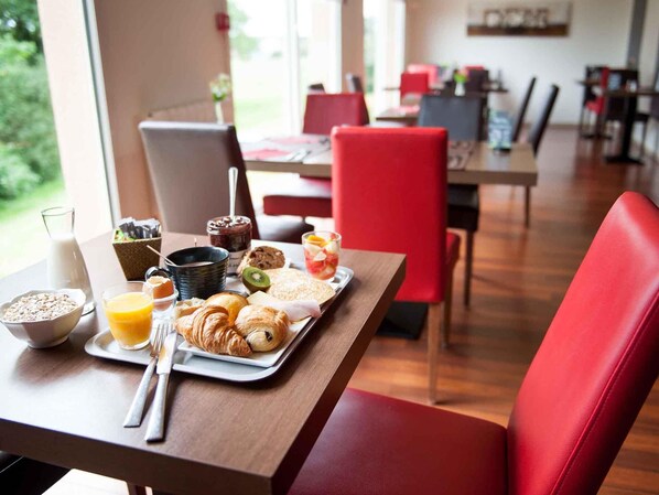 Daily continental breakfast (EUR 11.90 per person)