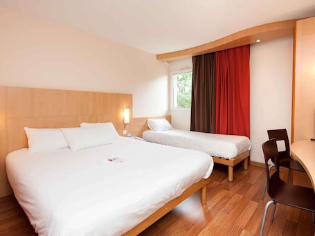 In-room safe, desk, soundproofing, iron/ironing board. Hotel ibis Avallon