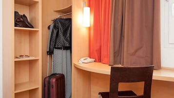 Caixa forta a l'habitació, escriptori i habitacions insonoritzades