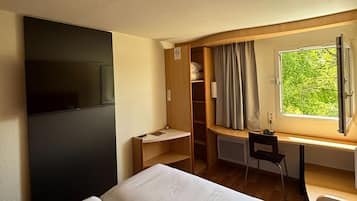 Habitación estándar, 2 camas individuales | Caja de seguridad en la habitación, escritorio y insonorización