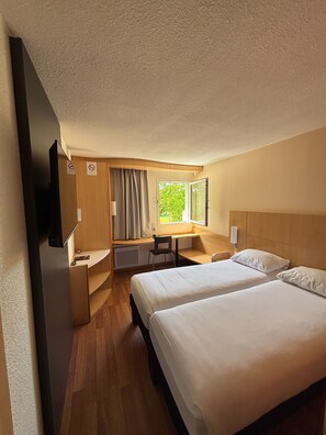 Standard Room, 2 Twin Beds | In-room safe, desk, soundproofing, iron/ironing board - Hotel ibis Avallon (Magny)
