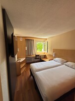 Chambre Standard, 2 lits une place | Coffres-forts dans les chambres, bureau, chambres insonorisées