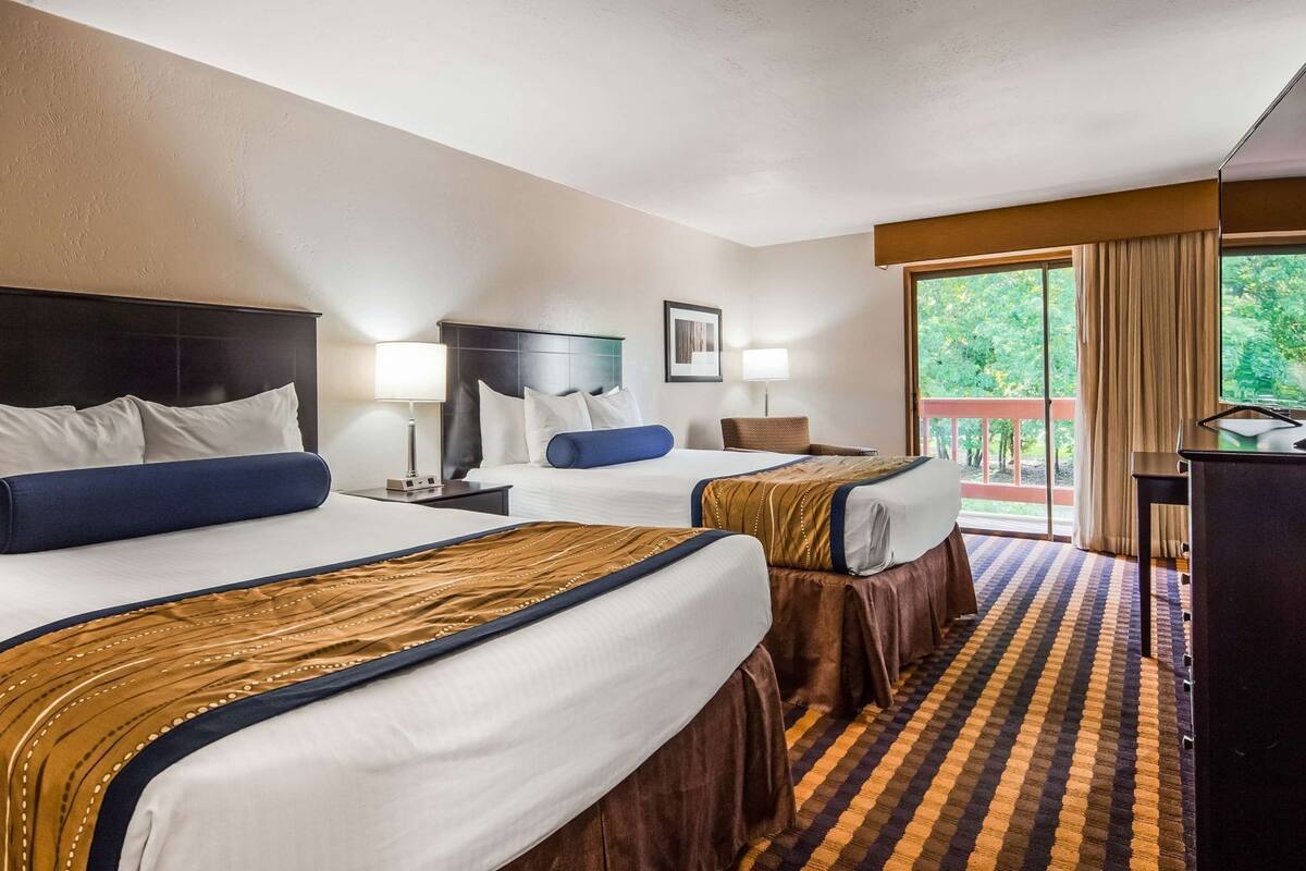 Escritorio, espacio para trabajar con laptop y cortinas blackout