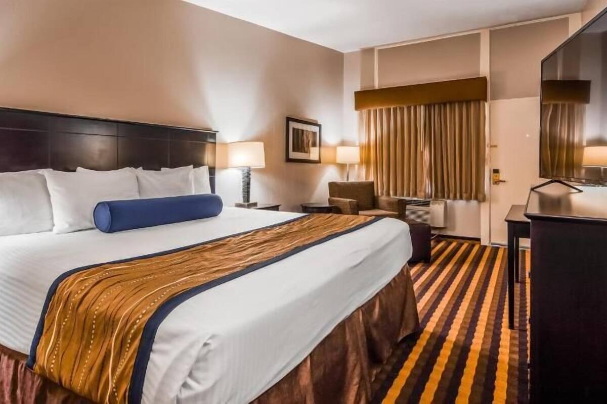 Escritorio, espacio para trabajar con laptop y cortinas blackout