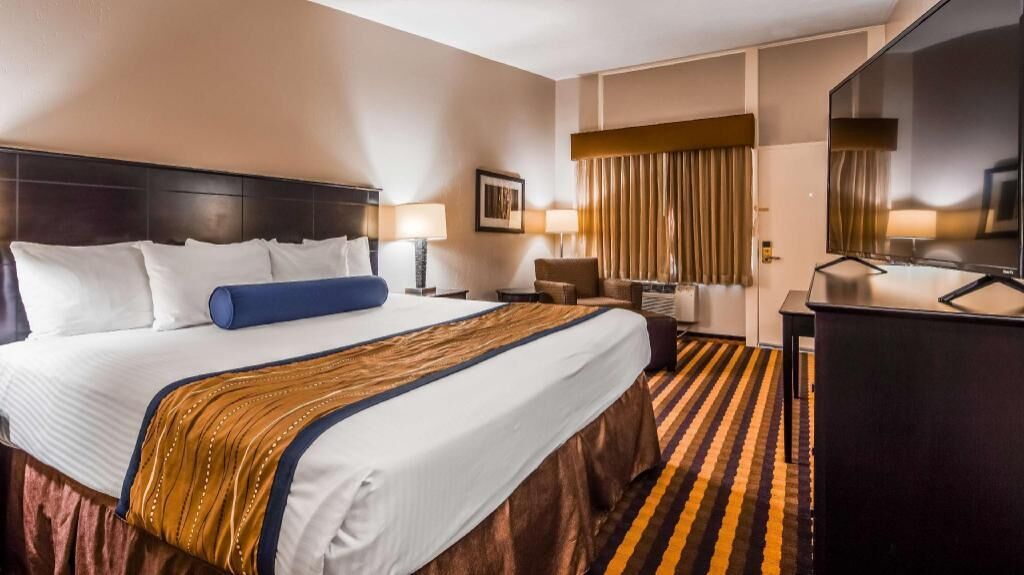 Escritorio, espacio para trabajar con laptop y cortinas blackout 