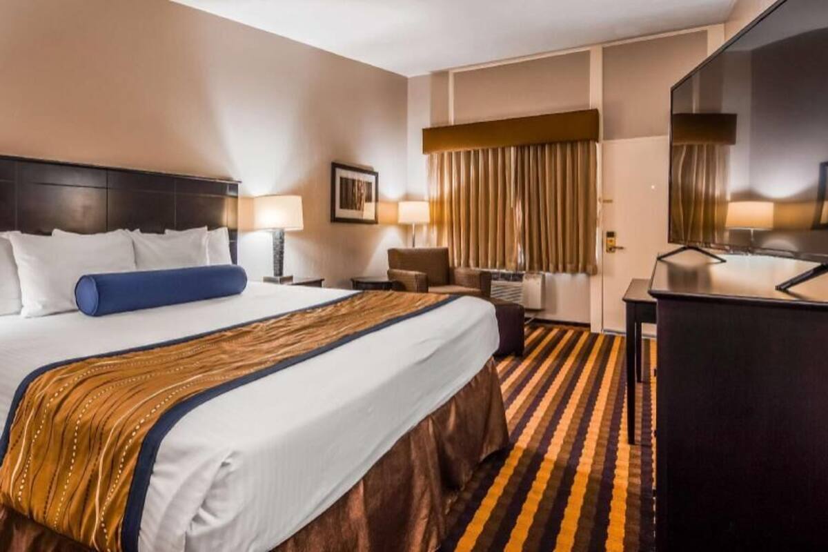 Escritorio, espacio para trabajar con laptop y cortinas blackout