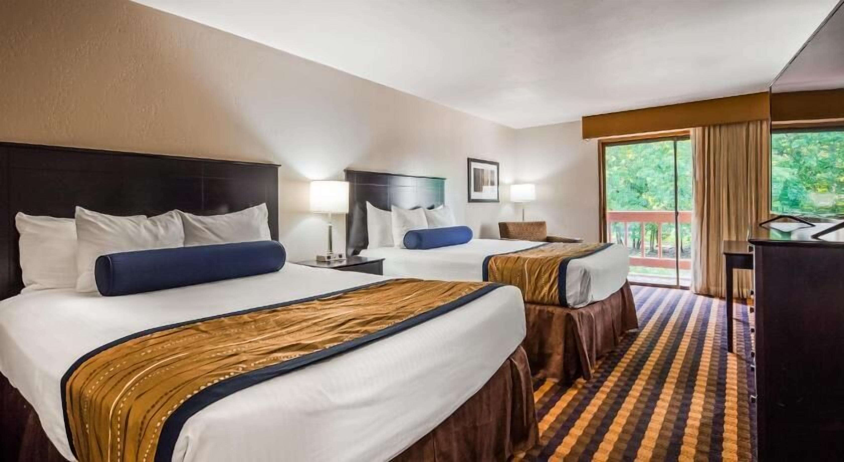 Escritorio, espacio para trabajar con laptop y cortinas blackout 