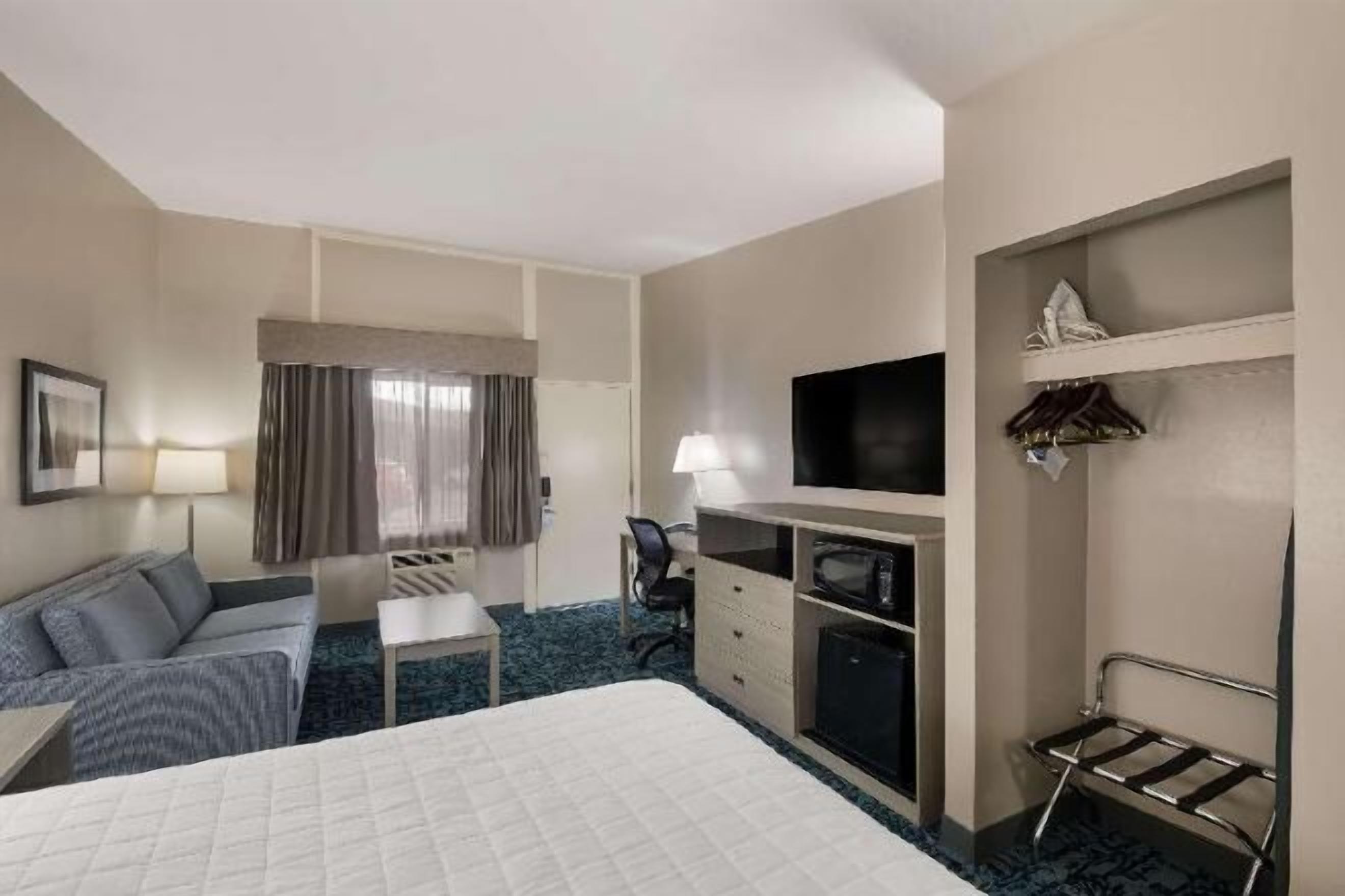 Escritorio, espacio para trabajar con laptop y cortinas blackout 