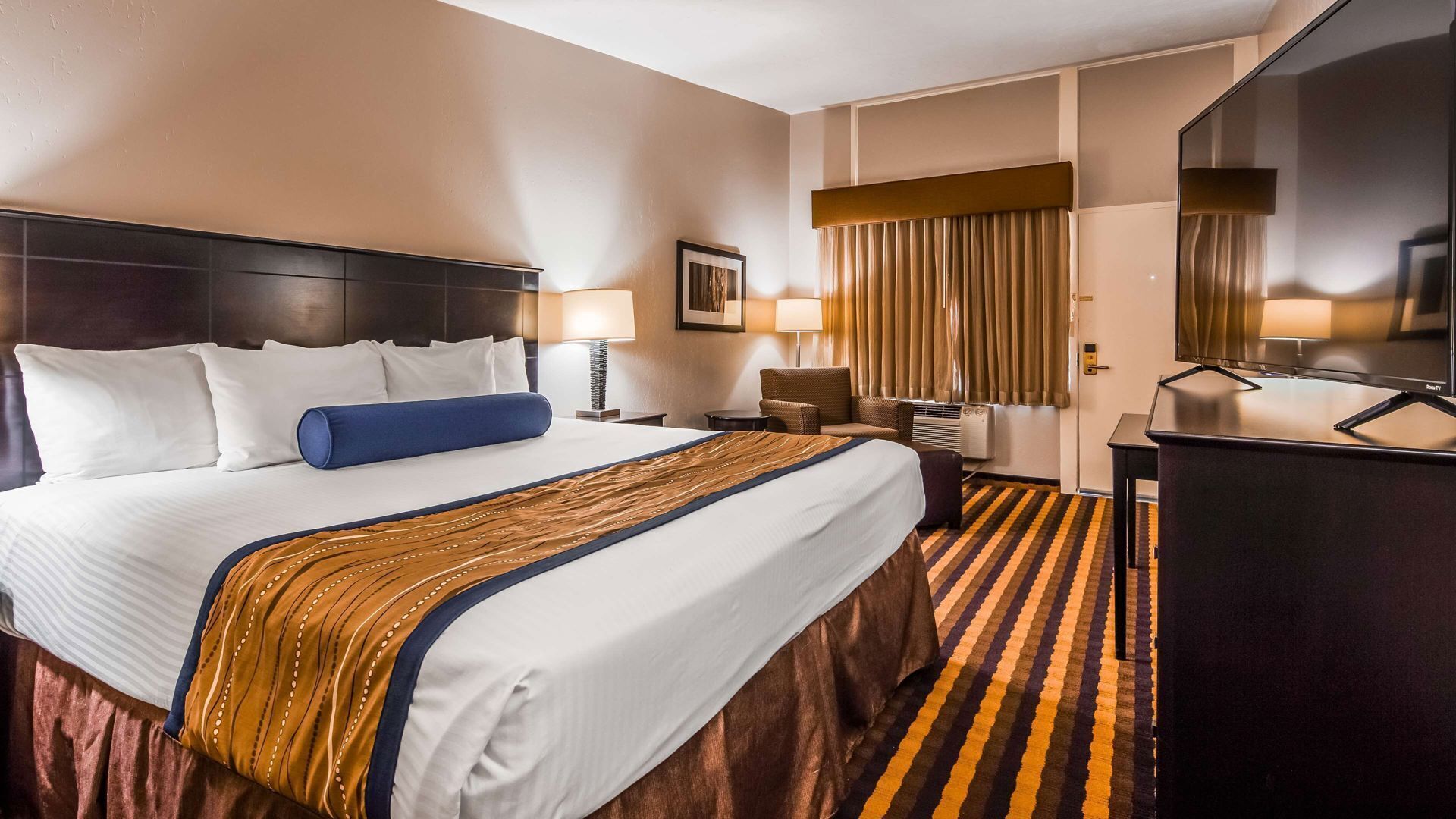 Escritorio, espacio para trabajar con laptop y cortinas blackout 