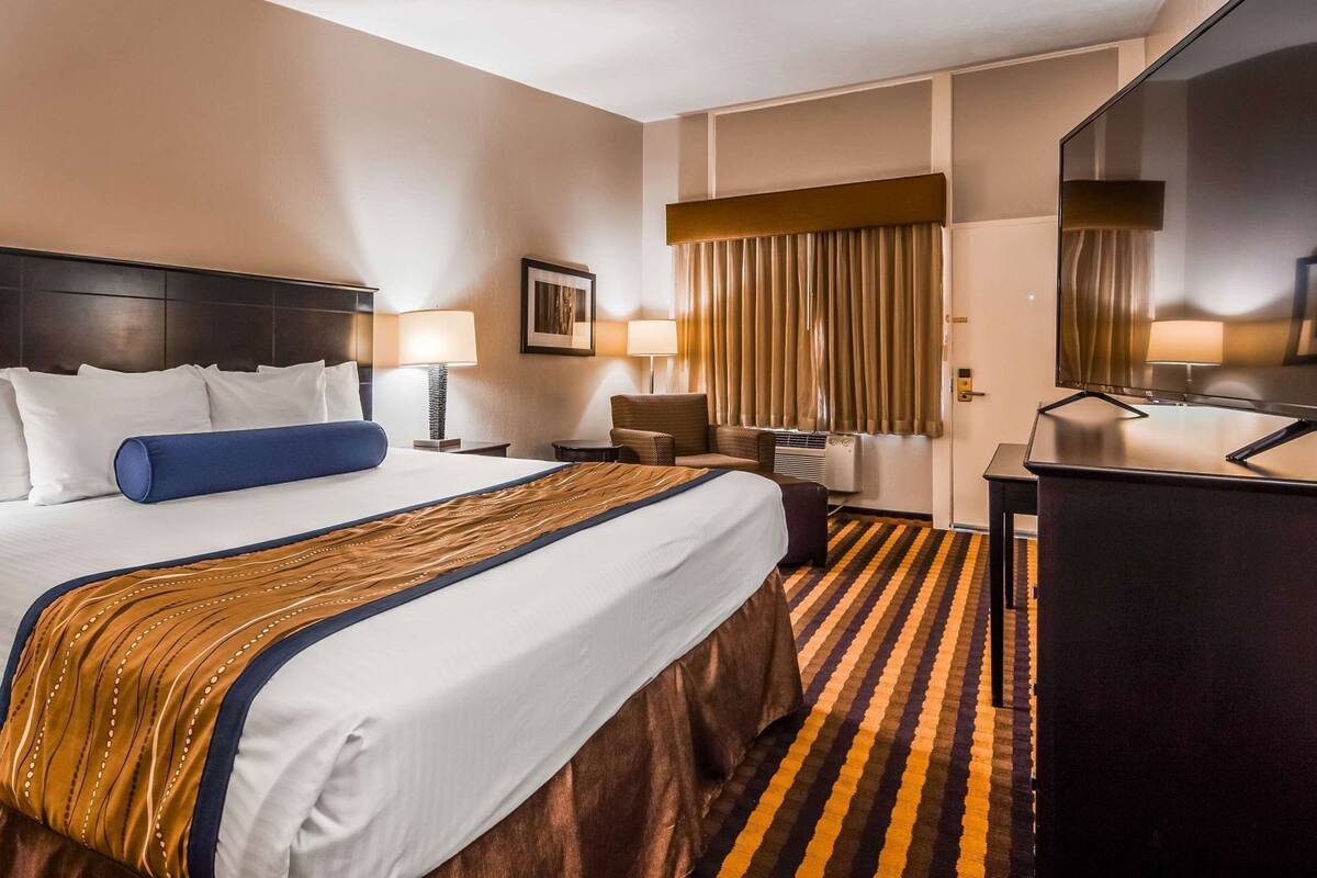 Escritorio, espacio para trabajar con laptop y cortinas blackout