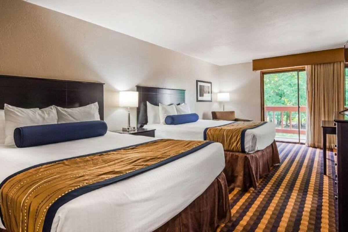 Escritorio, espacio para trabajar con laptop y cortinas blackout