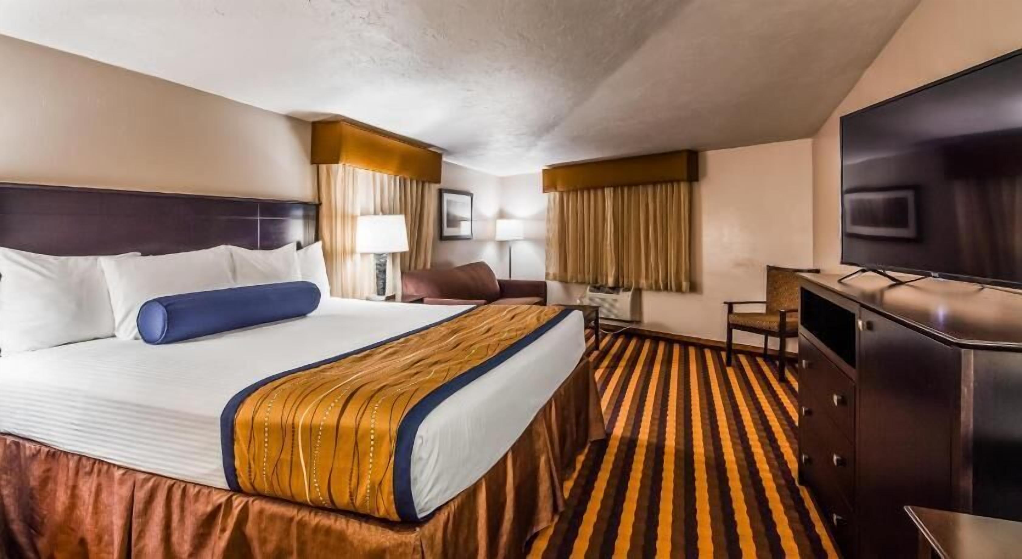 Escritorio, espacio para trabajar con laptop y cortinas blackout 