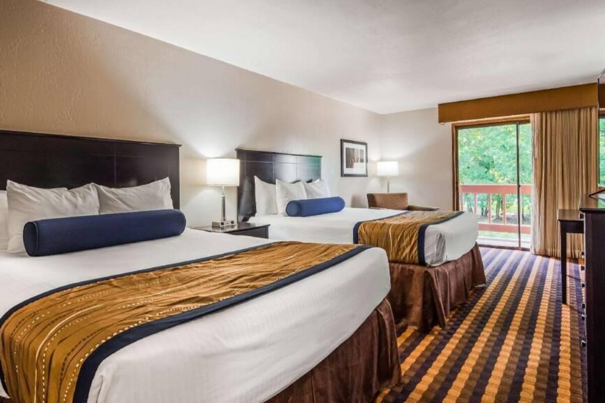 Escritorio, espacio para trabajar con laptop y cortinas blackout