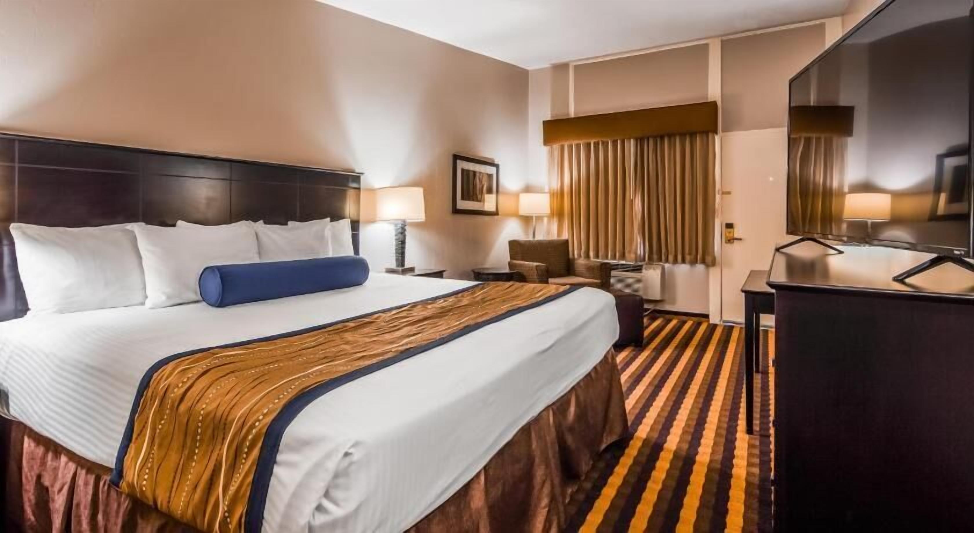 Escritorio, espacio para trabajar con laptop y cortinas blackout 