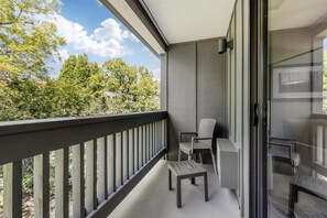 A balcony with a view of trees and a clear sky. - Best Western New Oregon (Eugene)