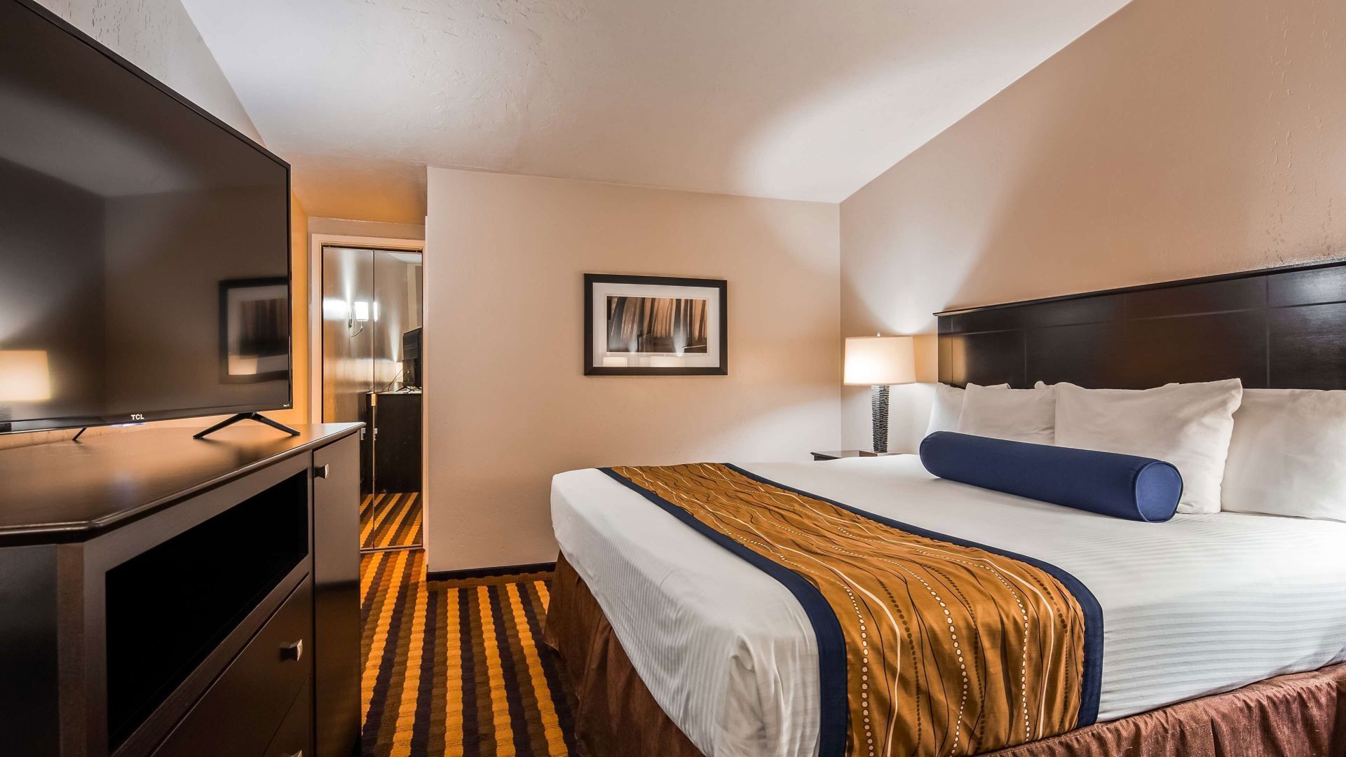 Escritorio, espacio para trabajar con laptop y cortinas blackout 