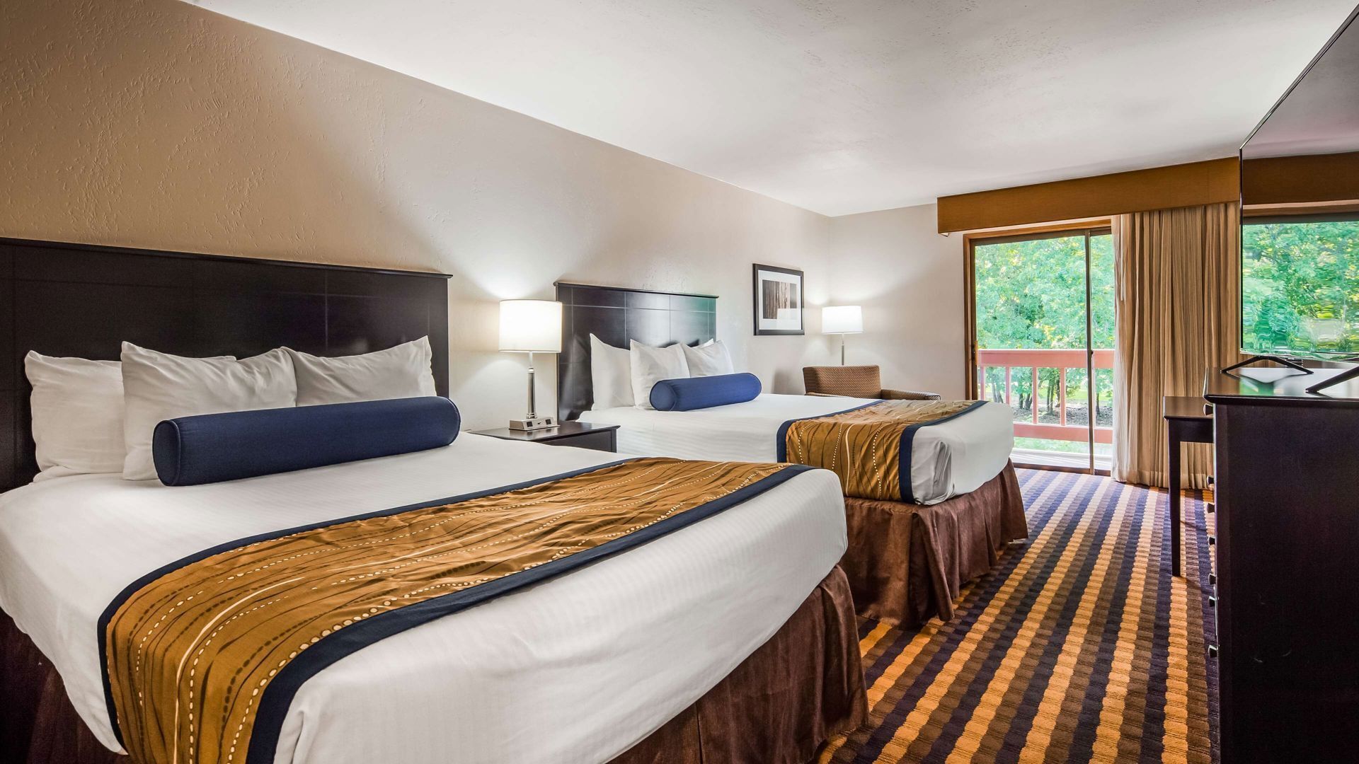 Escritorio, espacio para trabajar con laptop y cortinas blackout 