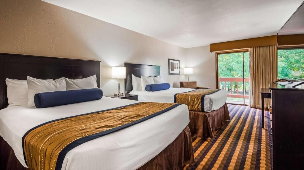 Escritorio, espacio para trabajar con laptop y cortinas blackout 