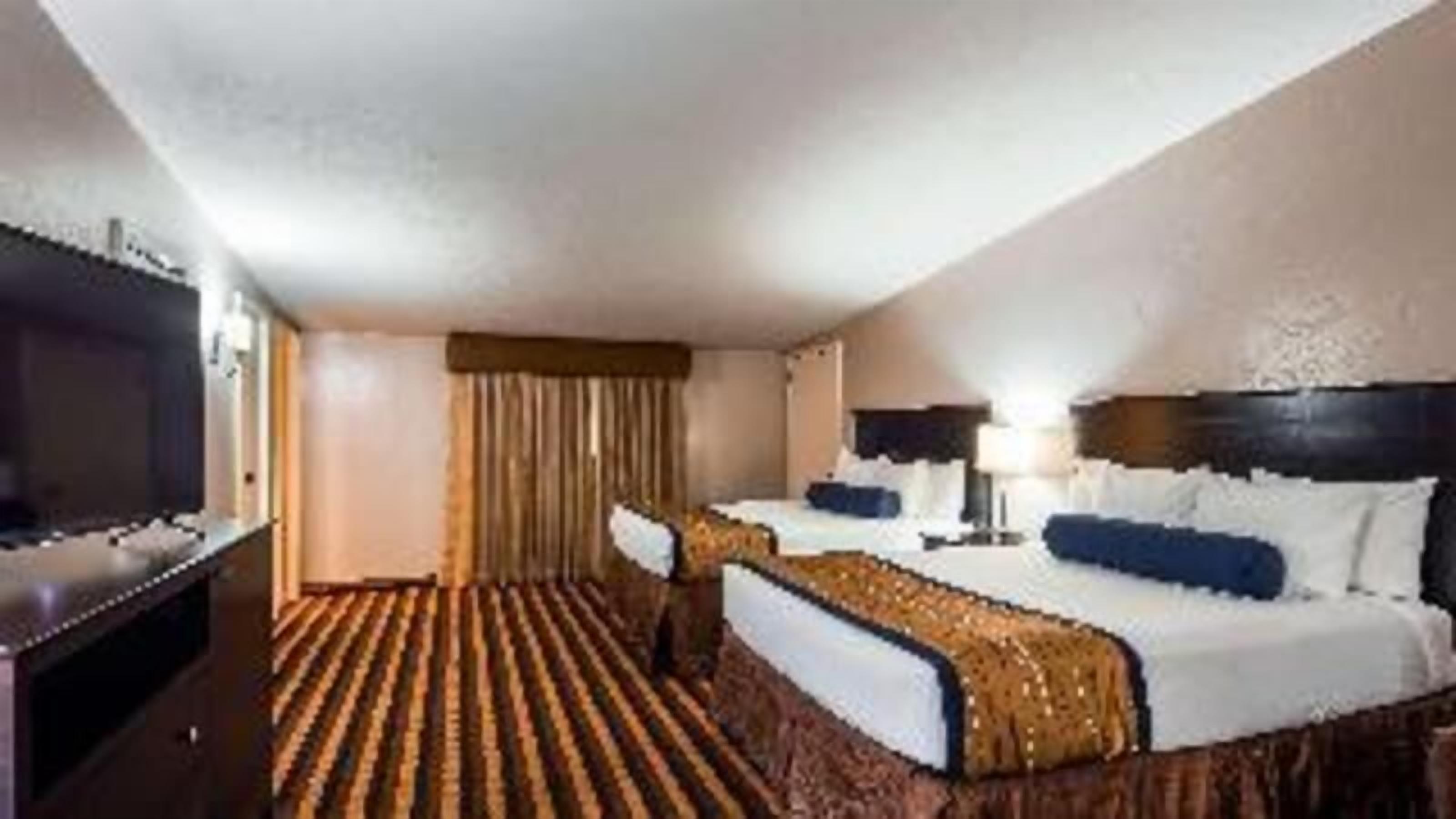 Escritorio, espacio para trabajar con laptop y cortinas blackout 