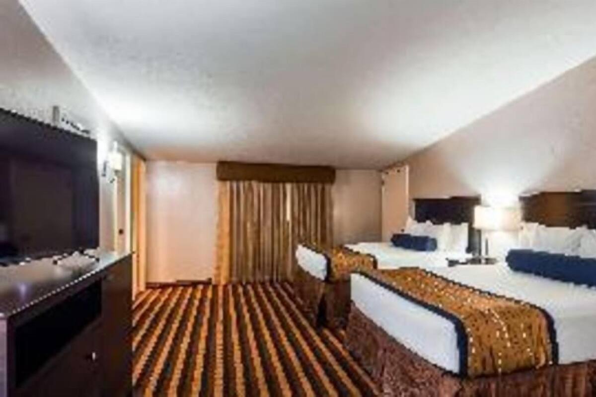 Escritorio, espacio para trabajar con laptop y cortinas blackout