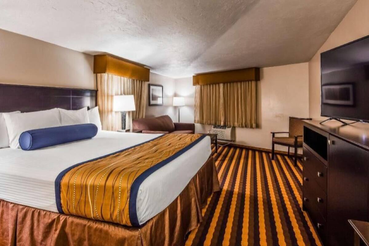 Escritorio, espacio para trabajar con laptop y cortinas blackout