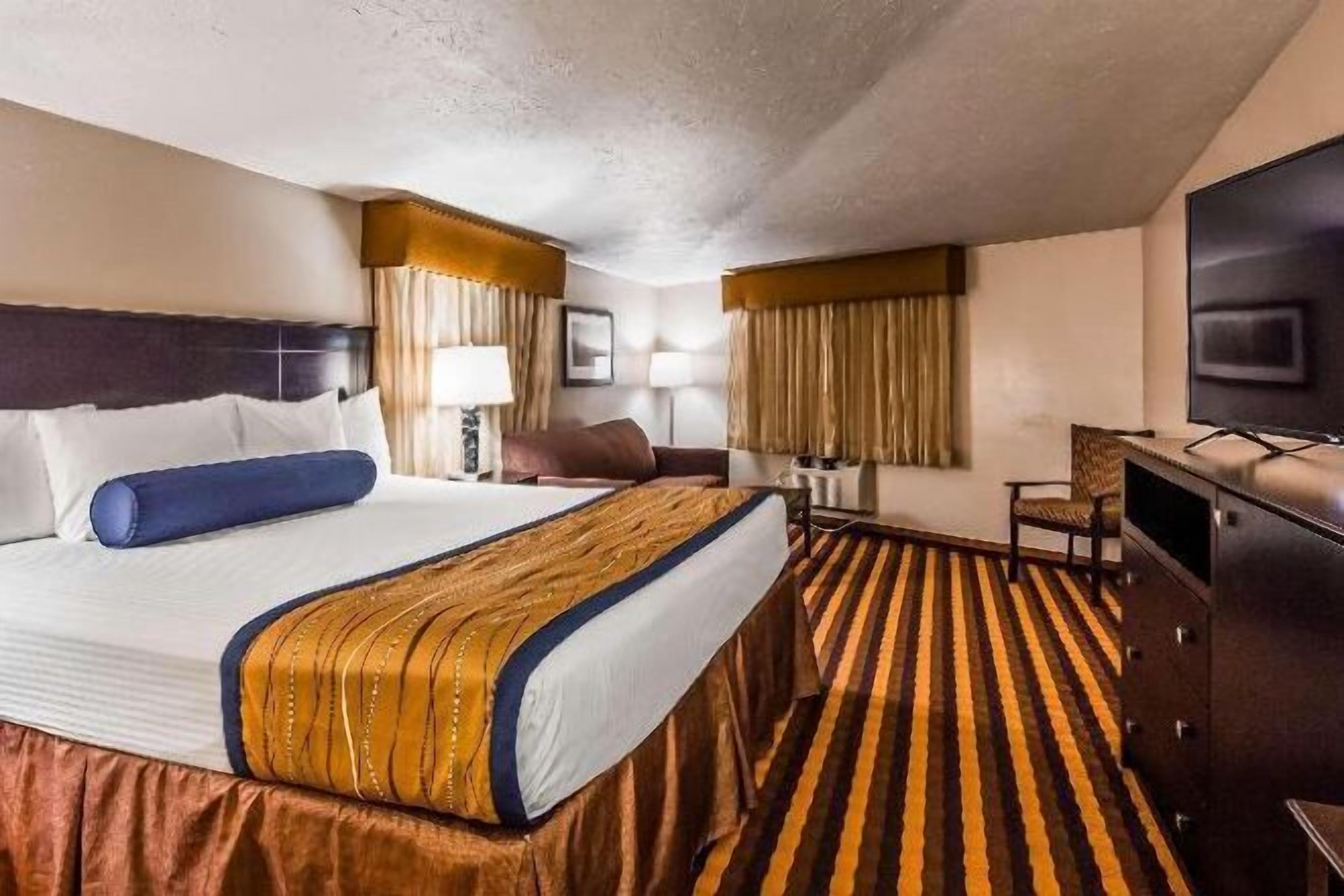 Bureau, espace de travail pour ordinateur portable, rideaux occultants