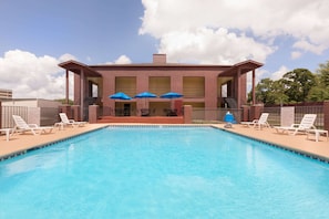 Piscine extérieure en saison