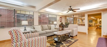 Days Inn by Wyndham College Station University Drive