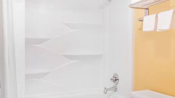 Combined shower/tub, free toiletries, towels