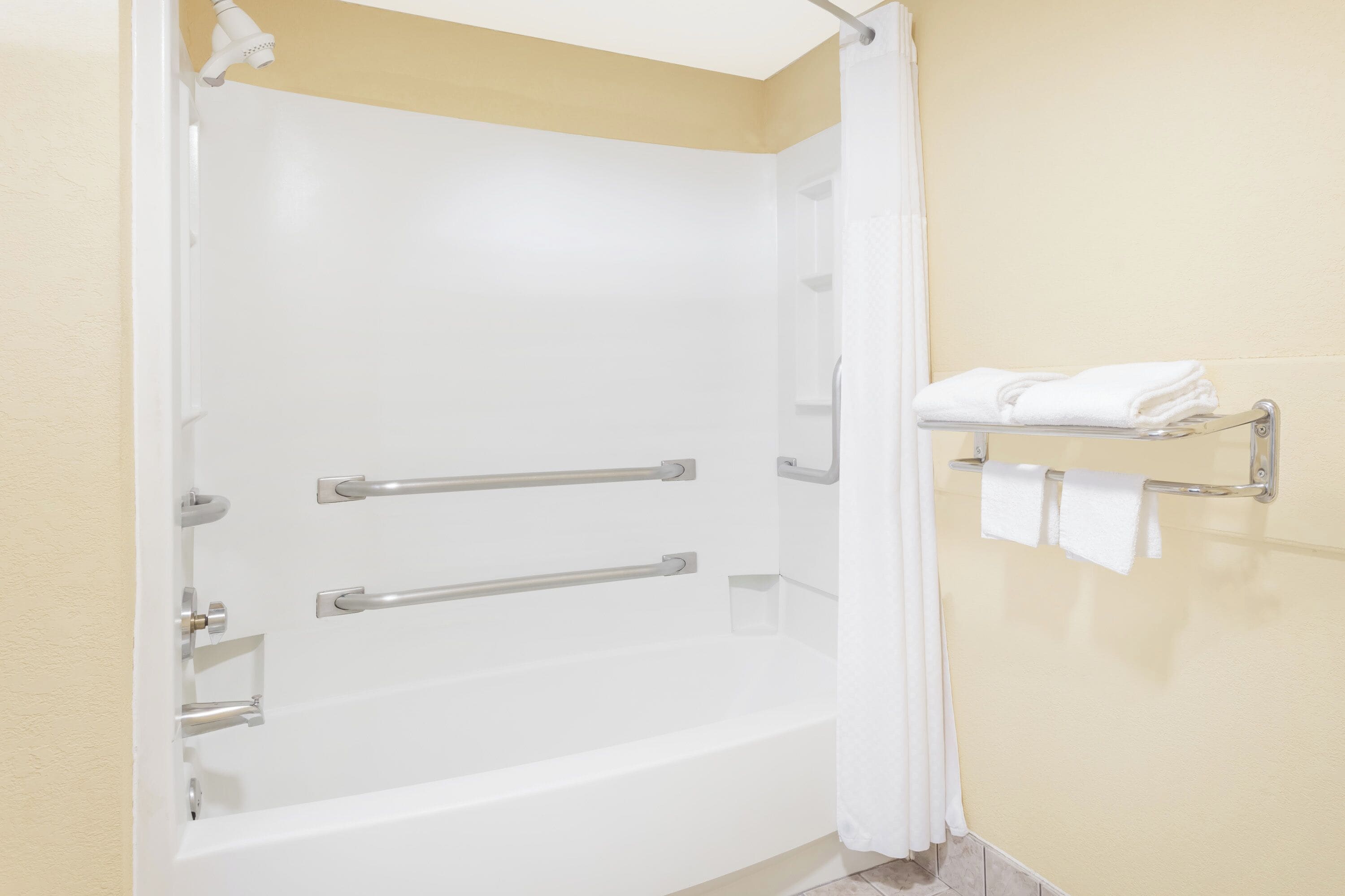 Combined shower/tub, free toiletries, towels