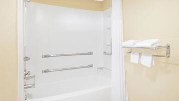 Combined shower/bathtub, free toiletries, hair dryer, towels