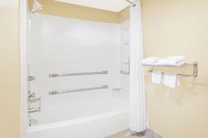 Combined shower/tub, free toiletries, towels