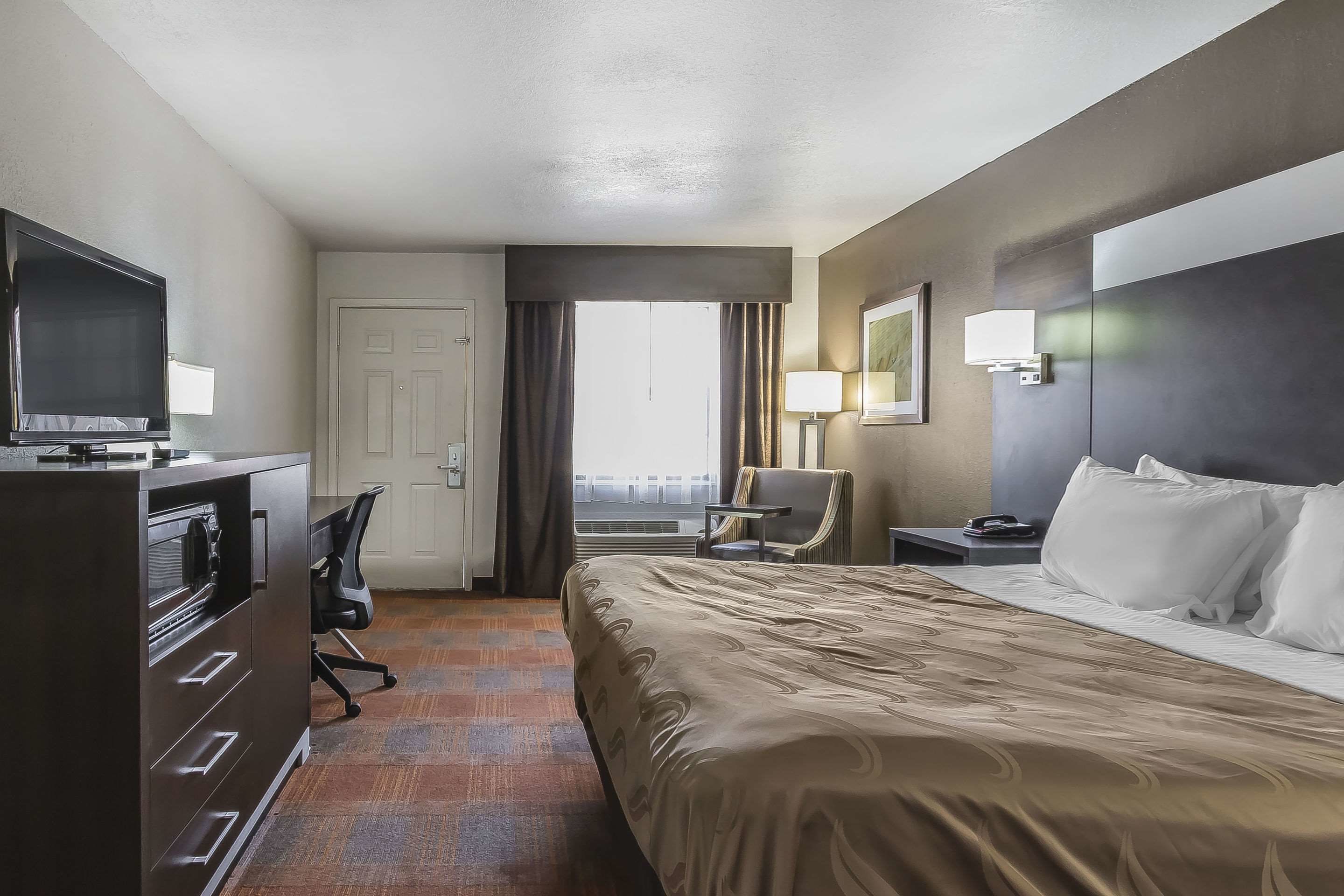 标准房, 1 张特大床, 无烟房 | 办公桌、遮光窗帘、熨斗/熨衣板、免费 WiFi