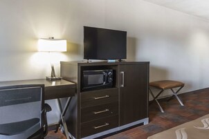 Room, 1 King Bed, Non Smoking | Desk, blackout drapes, iron/ironing board, free WiFi