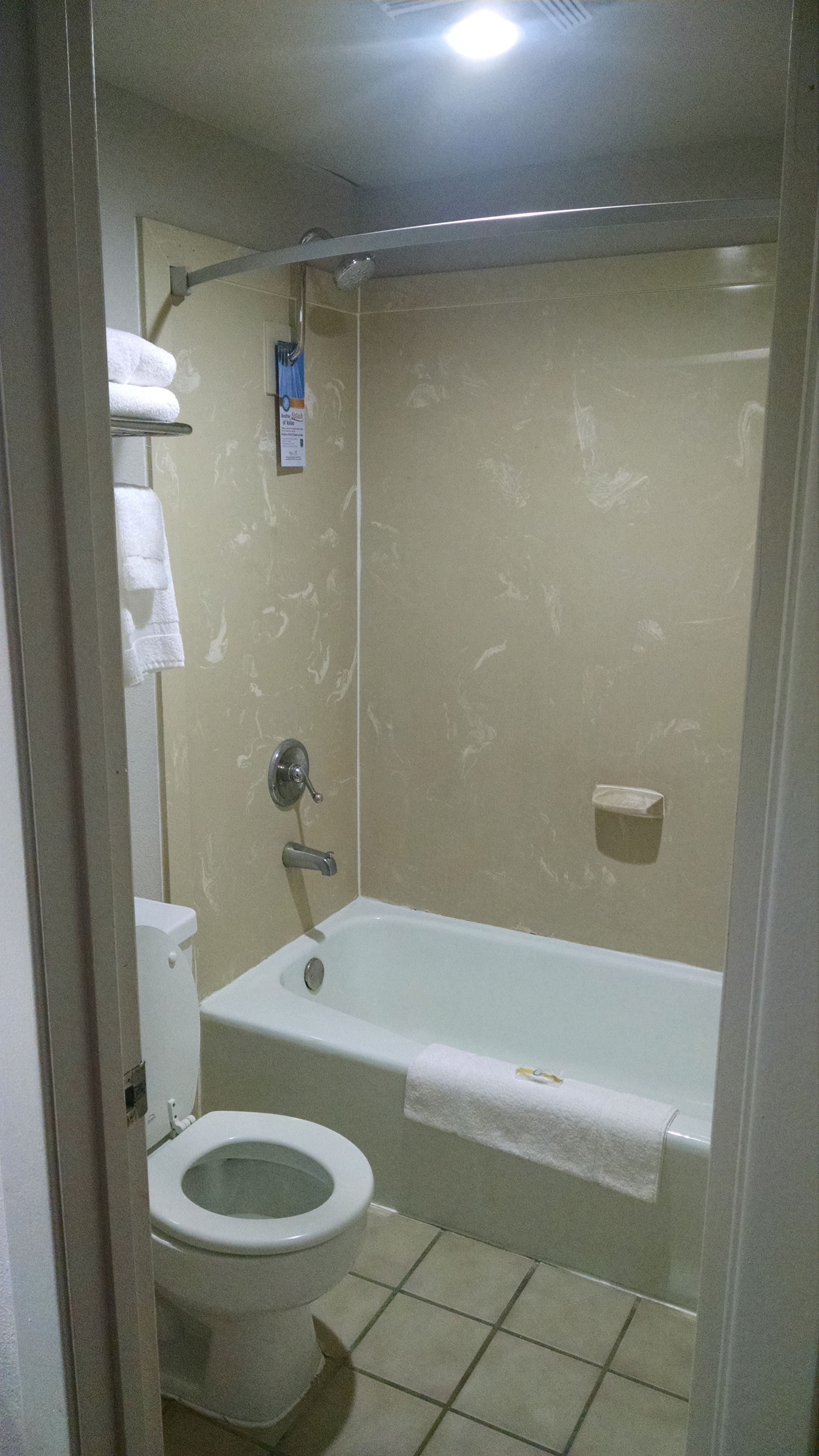 Un baño con inodoro, bañera y ducha.