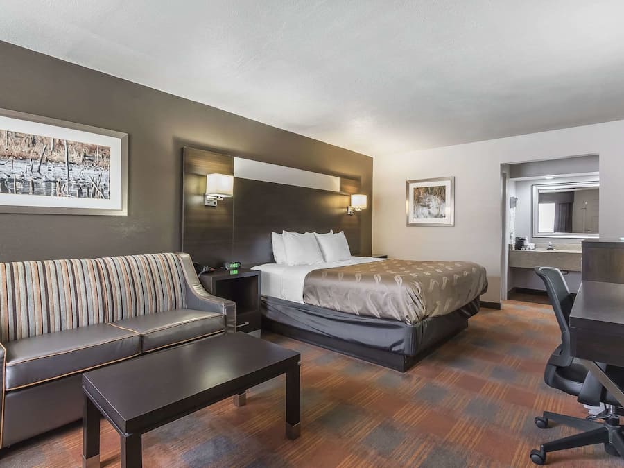 Escritorio, cortinas blackout y tabla de planchar con plancha