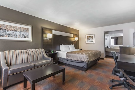Desk, blackout curtains, iron/ironing board, free WiFi. Quality Inn & Suites Stuttgart North