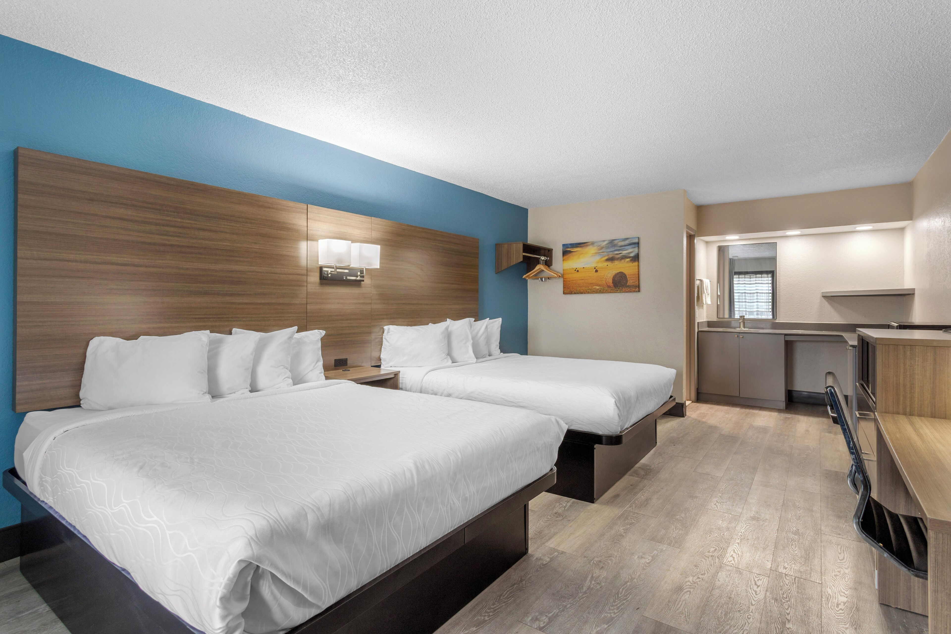 Quarto, 2 camas Queen, para não fumantes, vista para a piscina | Escrivaninha, espaço de trabalho para notebook, cortinas blackout