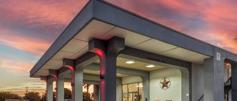 Vista frontal de la propiedad