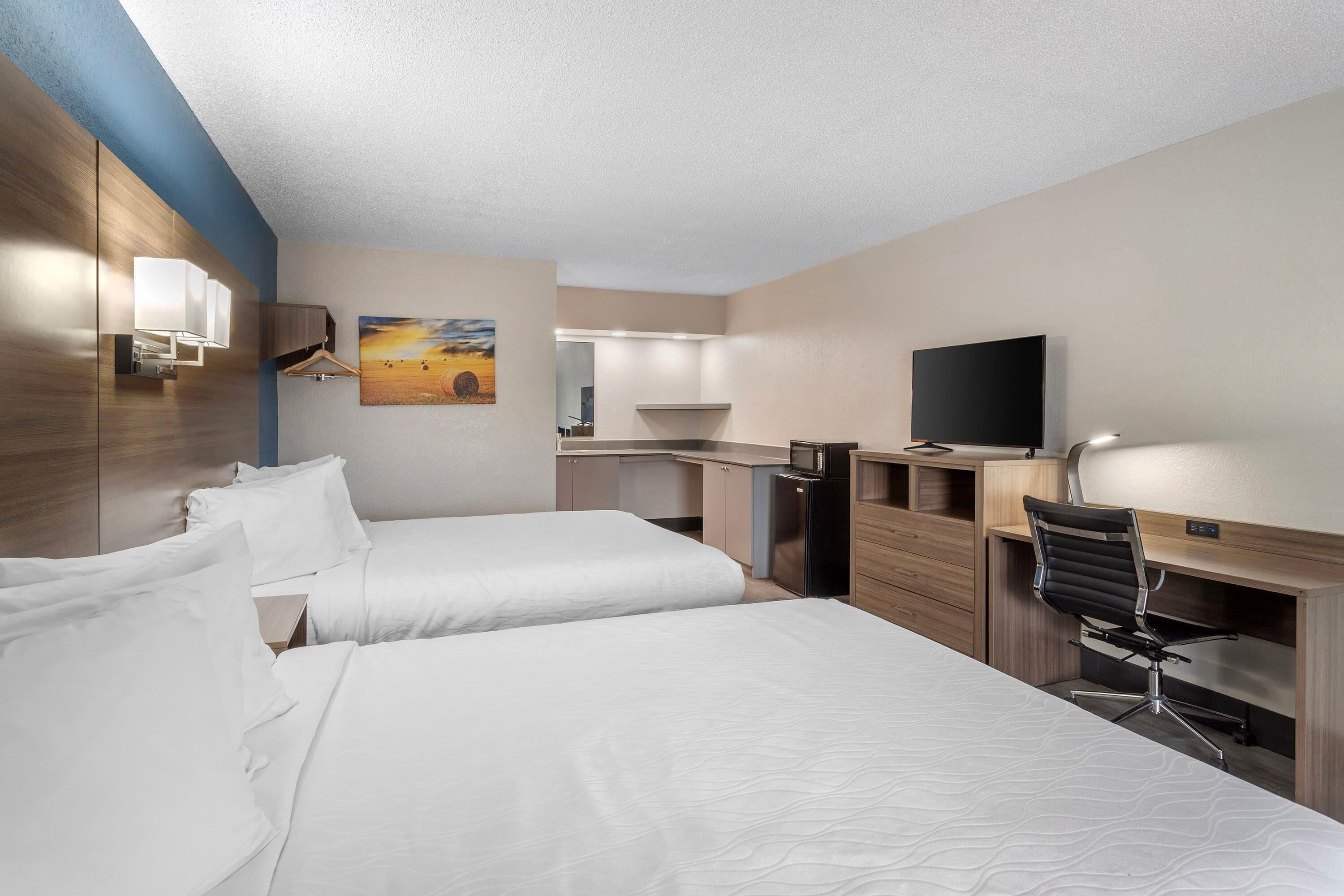 Huone, 2 keskisuurta parisänkyä, tupakointi kielletty, näköala uima-altaalle | Työpöytä, kannettavalle tietokoneelle sopiva työtila, pimennysverhot